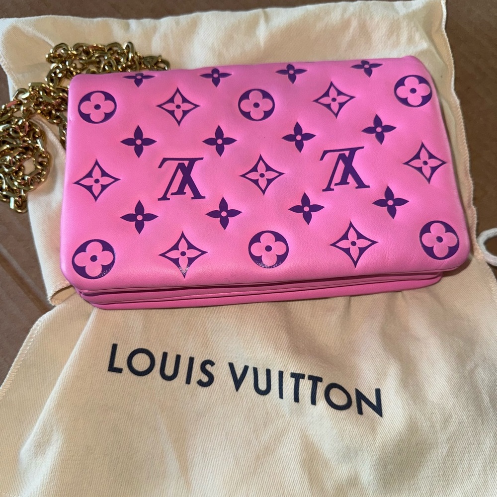 LOUIS VUITTON
Lambskin Embossed Monogram Vuittamins
Pochette Coussin Rose Violet